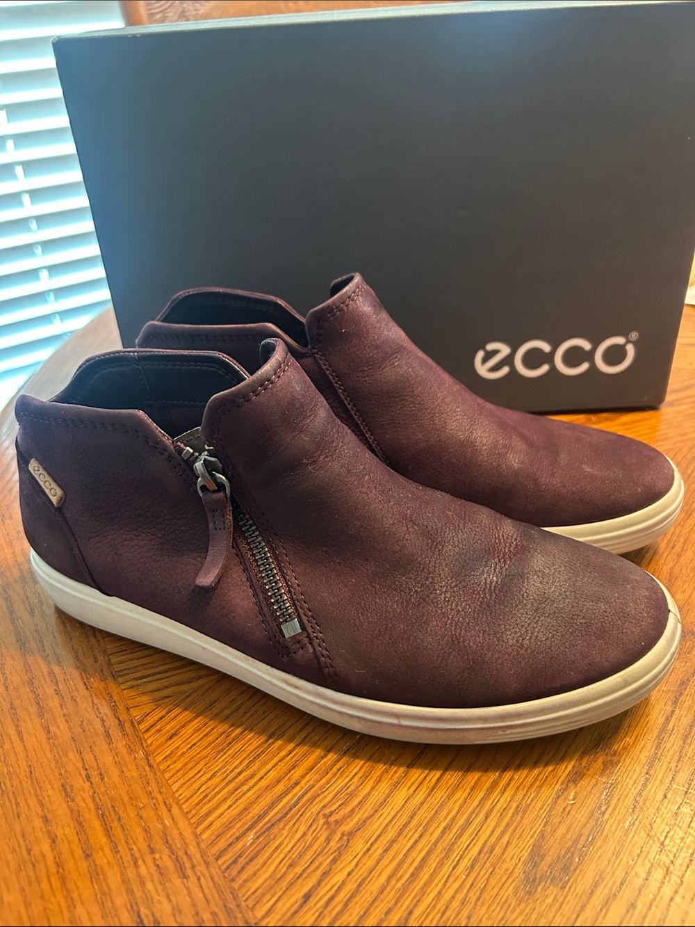 ECCO Women’s Slip-On Suede LEATHER SNEAKERS in Deep Plum Size 8-8.5/39 EU